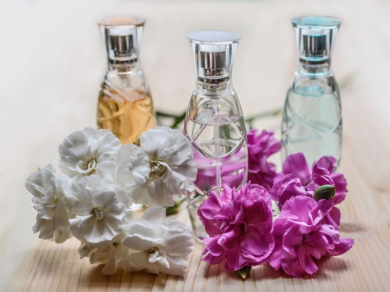 Butik tezgahında lüks şişelerin sergilenmesi